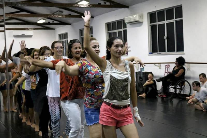 Sintonia, entusiasmo e uma energia contagiante, é assim o ensaio dos mais de 60 alunos do Projeto “Do Nosso Jeito” da Fundação Cultural do Pará. A sala de Dança na Casa da Artes fica repleta de risos, dança e brilho nos olhos dos alunos, instrutores e pais das crianças, jovens e adultos do projeto.
FOTO: ASCOM FCP
DATA: 16.11.2018
BELÉM - PARÁ <div class='credito_fotos'>Foto: ASCOM FCP | <a href='/midias/2018/originais/9cb3185f-fa88-4287-b4f4-a6d655dea7a2.jpg' download><i class='fa-solid fa-download'></i> Download</a></div>