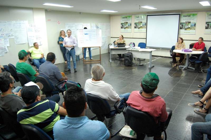 Servidores da Empresa de Assistência Técnica e Extensão Rural (Emater-PA) foram capacitados no curso de Metodologias Participativas de Assistência Técnica e Extensão Rural (Ater). Quarenta técnicos extensionistas das regionais de Santarém, Médio Amazonas, Altamira e Tapajós, que englobam 28 municípios, participaram de segunda-feira (26) até esta sexta-feira (30) do curso, voltado a pessoas e suas relações sociais, considerando e valorizando seus saberes, crenças e costumes.

FOTO: ASCOM EMATER
DATA: 30.11.2018
SANTARÉM - PARÁ <div class='credito_fotos'>Foto: ASCOM EMATER   |   <a href='/midias/2018/originais/9cb3ddf3-6a69-4427-a54b-32fd2696f327.jpg' download><i class='fa-solid fa-download'></i> Download</a></div>