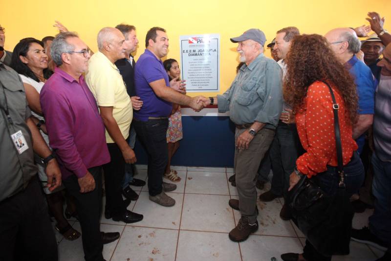 Também foram entregues nesta segunda (25) obras no distrito de Serra Pelada, em Curionópolis, sudeste do Estado. Uma das inaugurações foi a da Escola Estadual de Ensino Médio Joaquina Diamantina. A unidade de ensino teve investimento de R$ 220 mil em serviços nas redes elétrica e hidráulica, além de pintura, melhoria do forro e cobertura, assim como parte do piso, muro e calçada. Fundada em 1989, a escola foi praticamente reconstruída para atender com qualidade os 232 estudantes, nos turnos da tarde e à noite. São três salas de aula; bloco administrativo (sala da direção, sala dos professores e secretaria); uma copa cozinha, uma dispensa para armazenamento de alimentos da merenda escolar e banheiros masculino, feminino e de pessoa com deficiência (PCD). Em Curionópolis, o governador também entregou a pavimentação asfáltica de quatro quilômetros de vias urbanas, uma parceria com a Prefeitura de Curionópolis, dentro do Programa Asfalto na Cidade. Para esta obra, foram destinados R$ 1,7 milhão, que incluem serviços em terra, sub-base e base, pavimentação em CBUQ (Concreto Betuminoso Usinado a Quente) de três centímetros de espessura, meio-fio de concreto com lâmina d’água e sinalização horizontal. Curionópolis é um dos 99 municípios paraenses que assinaram com o governo o Termo de Asfalto, sendo que 33 já iniciaram as obras. Somados, os termos garantirão 529,6 km de pavimentação de vias urbanas – um investimento total de quase R$ 255 milhões do Tesouro Estadual.
FOTO: THIAGO GOMES / AG. PARÁ
DATA: 25.06.2018
CURIONÓPOLIS - PARÁ <div class='credito_fotos'>Foto: Thiago Gomes /Ag. Pará | <a href='/midias/2018/originais/9cb54bf0-d4a5-442a-af4e-294878f25448.jpg' download><i class='fa-solid fa-download'></i> Download</a></div>