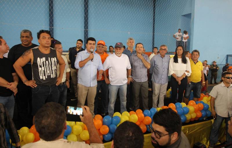 O governador Simão Jatene, na manhã deste sábado (14), no município de Castanhal, nordeste do Pará, assinou oficialmente a lei que regulamenta o serviço de transporte alternativo intermunicipal de passageiros. A cerimônia ocorreu no ginásio Loyola Passarinho. Na foto, o diretor geral da Arcon, Bruno Guedes.

FOTO: CRISTINO MARTINS / AG. PARÁ
DATA: 14.04.2018
CASTANHAL - PARÁ <div class='credito_fotos'>Foto: Cristino Martins/Ag. Pará   |   <a href='/midias/2018/originais/9cbc5c61-a66b-4a47-a518-982c61b34166.jpg' download><i class='fa-solid fa-download'></i> Download</a></div>