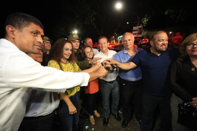 O Governo do Pará garante mais investimentos em segurança, infraestrutura e regularização fundiária ao município de Capanema, no nordeste paraense. Na noite desta segunda-feira (4) foram entregues novas viaturas para a Polícia Militar (foto) e assinados convênios e ordens de serviço para novas obras na cidade.

FOTO: MÁCIO FERREIRA / AG. PARÁ
DATA: 04.06.2018
CAPANEMA - PARÁ <div class='credito_fotos'>Foto: MÁCIO FERREIRA/ AG. PARÁ   |   <a href='/midias/2018/originais/9cc13dda-59b3-4721-957d-cf01173580b5.jpg' download><i class='fa-solid fa-download'></i> Download</a></div>