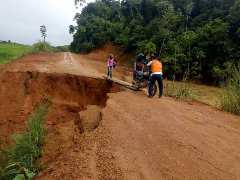 Nesta sexta-feira, 23, uma equipe da Defesa Civil do Pará se deslocou de Marabá rumo ao município de Itupiranga, na região sudeste do estado. Por conta do período chuvoso, 15 pontes da cidade apresentaram sérios problemas. Além disso, 300 pessoas estão desalojadas e 100 desabrigadas. Para auxiliar no atendimento dessas famílias, a Defesa Civil de Itupiranga solicitou ajuda da Coordenadoria Estadual de Defesa Civil. O subcomandante do 5º Grupamento Bombeiro Militar, Major Paulo César Vaz, ressaltou que esta é a segunda avaliação feita no município. “Enviamos a mesma equipe que esteve em Itupiranga, no dia 16 de fevereiro, para uma nova avaliação e dar o suporte necessário à Defesa Civil municipal no sentido de preencher o sistema S2iD (Sistema Integrado de Informações sobre Desastres do Governo Federal), o que vai subsidiar a prefeitura para decretar situação de emergência no município, e assim, consiga atender as demandas emergenciais”, explicou.
FOTO: ASCOM / DEFESA CIVIL
DATA: 23.02.2018
ITUPIRANGA - PARÁ <div class='credito_fotos'>Foto: ASCOM / DEFESA CIVIL | <a href='/midias/2018/originais/9cc28325-58c2-4af2-b563-9e36c3b79b0f.jpg' download><i class='fa-solid fa-download'></i> Download</a></div>