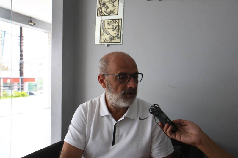 O pesquisador do Museu Emílio Goeldi e coordenador da Estação Científica Ferreira Pena, Leandro Ferreira (foto) ressalta que por associar diversas formas de vegetações, o Peut é um tesouro próximo à população e responsável pelo conforto térmico na cidade. Em artigo publicado pelo pesquisador, ele descreve que o desafio das grandes cidades atualmente é propiciar um crescimento e um desenvolvimento urbano, que proporcionem geração de riqueza, qualidade de vida e qualidade ambiental para seus atuais e futuros habitantes. “As áreas verdes são essenciais na vida dos cidadãos, pois, além de se constituírem em espaços de lazer, reduzem a poluição atmosférica e contribuem para a regulação do micro-clima urbano, diminuindo a temperatura”, explica Leandro Ferreira. Além disso, completa: “as áreas verdes aumentam a circulação do ar e retêm até 70% da poeira em suspensão”, diz.
FOTO: IGOR BRANDÃO / AG PARÁ
DATA: 13.03.2018
BELÉM - PARÁ <div class='credito_fotos'>Foto: IGOR BRANDÃO / AG. PARÁ | <a href='/midias/2018/originais/9cc3bddf-33f5-4f67-a7b4-ff8d413c600a.jpg' download><i class='fa-solid fa-download'></i> Download</a></div>