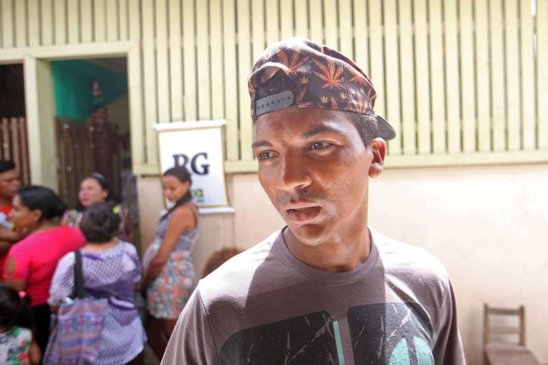 Aos 22 anos, Cláudio Cardoso (foto) está desempregado e procura um trabalho para sustentar o filho. Neste domingo (11) ele aproveitou a presença da Caravana Pro Paz no município de Barcarena, distante 15 quilômetros da capital, para retirar seus documentos e até aproveitou para cortar os cabelos. Na segunda-feira (12) pretende sair em busca de um emprego. Ele é um dos mil beneficiados pelos atendimentos feitos na cidade pela Caravana Pro Paz, uma ação do Governo do Pará, que busca garantir o acesso da população mais carente a serviços de atenção às necessidades básicas do cidadão, como atendimentos médicos, exames, vacinação, entre outros, com ações de mobilização em diversas regiões e municípios, a fim de fortalecer a cidadania paraense. “Os documentos e aparências são muito importantes para conseguir um trabalho, por isso estou aproveitando para fazer tudo para na segunda-feira continuar procurando emprego”, comentou Claudio. Ele está separado e quer encontrar um trabalho para sustentar o filho. A Caravana Pro Paz está iniciando os trabalhos em 2018 por Barcarena, nas comunidades de Vila Nova, Bom futuro e Burajuba afetadas pelo transbordamento de rejeitos da Hydro Alunorte, no início deste mês. Os serviços de retirada de documentos (Certidão de Nascimento, RG, Registro Social, ID Jovem), atendimento médico (pediatria, ginecologia e clínica geral), consulta jurídica, exames vacinas e cortes de cabelo foram ofertados em parceria com a Prefeitura do município.
FOTO: IGOR BRANDÃO / AG PARÁ
11.03.2018
BARCARENA - PARÁ <div class='credito_fotos'>Foto: IGOR BRANDÃO / AG. PARÁ | <a href='/midias/2018/originais/9cd50acd-1928-4f31-a980-f2ab8da0a935.jpg' download><i class='fa-solid fa-download'></i> Download</a></div>