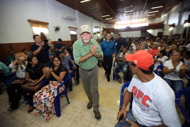 O produtor rural Nilson Corrêa da Silva, 23 anos, mora na comunidade Santo Ezequiel Moreno e produz alimentos em 700 hectares de terra na agrovila Acutipereira, no município de Portel, no arquipélago do Marajó. Mesmo morando e produzindo alimentos na comunidade, ele não possuía título de propriedade de terra. Para beneficiar produtores como Nilson, o governador Simão Jatene entregou, na manhã desta sexta-feira (23), títulos coletivos que beneficiaram mais de mil famílias. Os títulos também beneficiaram comunidades remanescentes de quilombos e povos tradicionais do município marajoara. O Pará foi o Estado que mais titulou áreas em prol dos remanescentes de quilombos no Brasil. Das 170 comunidades tituladas no país, 62 estão no Pará, sendo que destas 53 foram tituladas pelo Instituto de Terras do Pará (Iterpa).

FOTO: MÁCIO FERREIRA / AG. PARÁ
DATA: 23.03.2018
PORTEL - PARÁ <div class='credito_fotos'>Foto: MÁCIO FERREIRA/ AG. PARÁ   |   <a href='/midias/2018/originais/9cd54f1f-ddca-4570-9eb3-4bf64626f98d.jpg' download><i class='fa-solid fa-download'></i> Download</a></div>