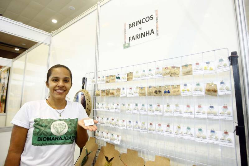 Autoridades, cientistas, empresários e produtores rurais participaram, na noite desta segunda-feira (12), no Hangar Convenções e Feiras da Amazônia, da abertura do XVII Congresso Brasileiro de Mandioca e do II Congresso Latino-Americano e Caribenho de Mandioca, os dois mais importantes eventos voltados à mandiocultura no Brasil e no continente, que ocorrem pela primeira vez no Pará. Nem só a farinha, porém, nasce da mandioca. A artesã Suelen Reis, 37 anos (foto), de Belém, foi ao congresso para apresentar biojoias produzidas a partir das folhas da planta.
FOTO: THIAGO GOMES / AG. PARÁ
DATA: 12.03.2018
BELÉM - PARÁ <div class='credito_fotos'>Foto: Thiago Gomes /Ag. Pará | <a href='/midias/2018/originais/9cde0af4-026e-4b6c-9176-884208867216.jpg' download><i class='fa-solid fa-download'></i> Download</a></div>
