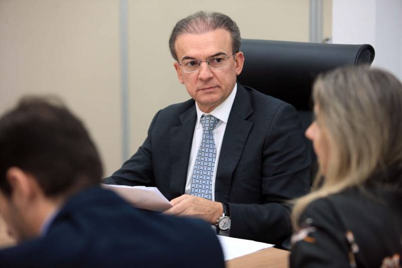 Foi instalado, nesta quarta-feira, 28, durante reunião na sede da Procuradoria-Geral do Estado (PGE/PA), em Belém, o Comitê Interinstitucional de Recuperação de Ativos do Estado do Pará (Cira/PA). O Decreto nº 1.954, que instituiu o grupo de trabalho, foi publicado no Diário Oficial do Estado no dia 5 de janeiro de 2018. Com a atuação do Comitê, o Governo do Estado pretende recuperar bens e direitos obtidos ilegalmente, por meio de ações judiciais e administrativas, além daquelas que visem acautelar o patrimônio público, apurar e reprimir os crimes contra a ordem tributária e a lavagem de dinheiro, com enfoque especial na recuperação de ativos, promovendo ações que resultem na responsabilização administrativa, civil e criminal dos envolvidos. Na foto, o procurador-geral do Estado, Ophir Cavalcante Junior.
FOTO: MÁCIO FERREIRA / AG. PARÁ
DATA: 28.02.2018
BELÉM - PARÁ <div class='credito_fotos'>Foto: MÁCIO FERREIRA/ AG. PARÁ | <a href='/midias/2018/originais/9ce343d2-ae56-4b6e-ac68-b36341ce1352.jpg' download><i class='fa-solid fa-download'></i> Download</a></div>