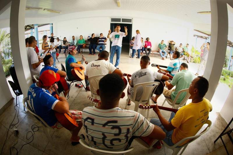 A Superintendência do Sistema Penitenciário do Estado (Susipe), através da Diretoria de Assistência Biopsicossocial (DAB) fechou uma parceria com o Centro de Perícias Renato Chaves (CPC) para viabilizar a redução do número de processos de perícias psiquiátricas demandadas por juízes. Já foram realizados dois mutirões de atendimento, onde foram feitas 23 perícias de uma demanda reprimida de mais de 50 casos. Até o fim de dezembro será realizado mais um mutirão. Os internos do sistema prisional do Estado que apresentam algum tipo de transtorno mental são encaminhados para o HGP (foto), que fica no Complexo Penitenciário de Santa Izabel. Atualmente, a unidade tem 83 vagas, mas atende 235 internos e internas da Susipe. Muitos apenados encaminhados para essa unidade sofrem com síndrome de abstinência de drogas e também é trabalho do psiquiatra diferenciar esses internos, não só para resolver uma questão de excedente de vagas, mas para também acelerar o processo dos presos que realmente têm algum transtorno mental, junto aos juízes.

FOTO: AKIRA ONUMA / ASCOM SUSIPE
DATA: 07.12.2018
SANTA IZABEL - PARÁ
 <div class='credito_fotos'>Foto: Akira Onuma / Ascom Susipe   |   <a href='/midias/2018/originais/9ce44120-6743-43ce-b455-3faf65b6abf8.jpg' download><i class='fa-solid fa-download'></i> Download</a></div>