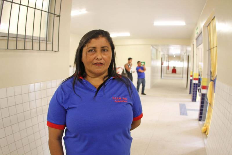 Um painel, no pátio da Escola Estadual de Ensino Médio Ruth Guimarães Ferreira, no distrito de Murinim, em Benevides, mostra 16 alunos da unidade aprovados nos últimos vestibulares. Desses, 12 irão estudar na Universidade Federal do Pará (UFPA). São os primeiros resultados de um processo que começou há nove meses, quando a escola entrou em reforma e ampliação. A nova “Ruth Guimarães Ferreira” foi entregue oficialmente nesta segunda-feira, 26, pelo governador Simão Jatene. Reformada e ampliada, a escola tem agora seis salas de aula; quatro laboratórios (multiuso, multidisciplinar, informática e de leitura); cozinha; refeitório e dispensa; quadra poliesportiva, vestiários feminino e masculino; área de convivência; sala para Atendimento Educacional Especializado (AEE) e acessos para pessoas com deficiência. Espaços de sobra para seus 892 alunos, distribuídos em três turnos do Ensino Médio. A obra custou R$ 2,446 milhões. Na foto, a diretora da escola, Kátia Simony.
FOTO: CRISTINO MARTINS / AG. PARÁ
DATA: 26.03.2018
BENEVIDES - PARÁ <div class='credito_fotos'>Foto: Cristino Martins/Ag. Pará | <a href='/midias/2018/originais/9ceba0ec-f90e-43c1-be33-250a973a156a.jpg' download><i class='fa-solid fa-download'></i> Download</a></div>