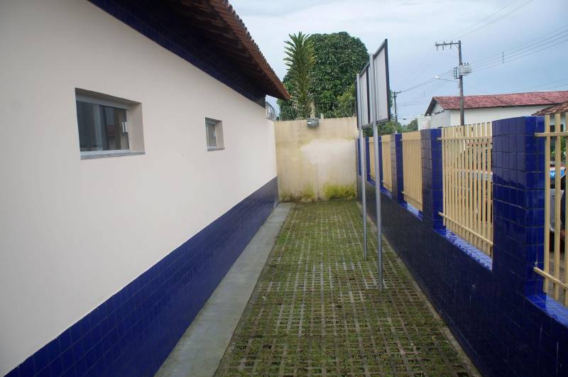 O delegado geral da Polícia Civil do Pará, Rilmar Firmino, esteve, nesta quinta-feira, dia 1º de março, em Colares, no nordeste do Estado, onde, junto com delegados e representantes do município, visitou as novas instalações da delegacia de Polícia Civil do município.
FOTO: ASCOM POLÍCIA CIVIL
DATA: 01.03.2018
COLARES - PARÁ <div class='credito_fotos'>Foto: Ascom Polícia Civil | <a href='/midias/2018/originais/9cecc764-b72a-4ce7-9160-31c7cc750b62.jpg' download><i class='fa-solid fa-download'></i> Download</a></div>
