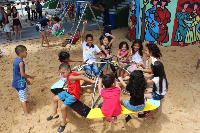O Pará já soma 400 alunos de canoagem de velocidade. Adolescentes e jovens das quatro regiões do estado vêm sendo contemplados com aulas do projeto Pará Aquático. Neste domingo (18), Conceição do Araguaia foi o quinto município a receber o núcleo do projeto da Secretaria de Estado de Esporte e Lazer (Seel), em parceria com a prefeitura municipal. O núcleo recebeu dez caiaques k-1 escola, dez remos de pá dupla, três raias de 200 metros e 12 coletes salva-vidas. O projeto foi elaborado levando em consideração o potencial hidrográfico do Pará, como o Rio Araguaia, que banha sete municípios só dentro do Pará, sendo relevante para a cultura e economia da região. O cronograma das aulas é montado de acordo com a realidade de cada lugar, com avaliação de clima e níveis dos rios.
FOTO: ASCOM / SEEL
DATA: 19.02.2018
CONCEIÇÃO DO ARAGUAIA - PARÁ
<div class='credito_fotos'>Foto: ASCOM SEEL | <a href='/midias/2018/originais/9d003d11-496e-454f-9be5-6cb1dafb9079.jpg' download><i class='fa-solid fa-download'></i> Download</a></div>