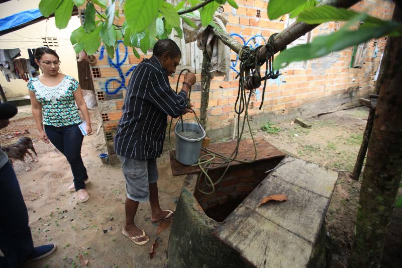 As ações do governo do Estado são imediatas no município de Barcarena, mais especificamente nas comunidades Bom Futuro e Vila Nova, localizadas na área das bacias de rejeitos da Hydro. A primeira medida é a coleta da água dos poços artesianos, para verificar se está própria para o consumo humano. Nesta sexta-feira (23), técnicos do Laboratório Central do Estado (Lacen) começaram o trabalho, que faz parte do conjunto de ações do grupo de trabalho montado pelo governo depois que o Instituto Evandro Chagas confirmou a contaminação da área. Na foto, o morador Luiz Gonzaga (camisa preta).
FOTO: MÁCIO FERREIRA / AG. PARÁ
DATA: 23.02.2018
BARCARENA - PARÁ <div class='credito_fotos'>Foto: MÁCIO FERREIRA/ AG. PARÁ | <a href='/midias/2018/originais/9d009b12-bd87-4ed6-ba07-c55618ecc054.jpg' download><i class='fa-solid fa-download'></i> Download</a></div>