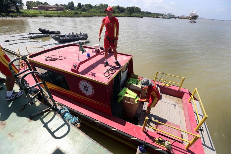 O Governo do Estado, por meio do Corpo de Bombeiros Militar do Pará em parceria com a Sobrasa (Sociedade Brasileira de Salvamento Aquático), realizaram nesta quarta-feira (05) a entrega de 100 coletes salva-vidas (foto) na comunidade ribeirinha do Igarapé Grande, no município de Ananindeua. A medida visa ajudar na prevenção dos acidentes por afogamento nos rios paraenses.
FOTO: SIDNEY OLIVEIRA / AG. PARÁ
DATA: 05.10.2016
ANANINDEUA - PARÁ <div class='credito_fotos'>Foto: Sidney Oliveira/Ag. Pará | <a href='/midias/2018/originais/9d03a2b9-059e-4cf5-8788-565882bb7050.jpg' download><i class='fa-solid fa-download'></i> Download</a></div>