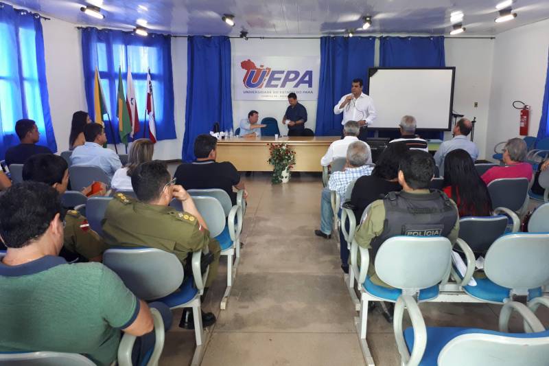 Representantes dos órgãos regionais das áreas de segurança pública, saúde, educação, produção, habitação e geração de renda discutiram demandas do sul e sudeste em reunião realizada na segunda-feira (26), no auditório da Universidade do Estado do Pará (Uepa), campus de Redenção, com o secretário Regional de Governo do Sudeste do Pará, Jorge Bittencourt (falando). Para cerca de 50 pessoas foram anunciadas as inaugurações, já para março, de obras na área de segurança pública.
FOTO: ASCOM CRG
DATA: 26.02.2018
REDENÇÃO - PARÁ <div class='credito_fotos'>Foto: ASCOM CRG | <a href='/midias/2018/originais/9d043caf-e0b5-418e-ac58-2a111a836f86.jpg' download><i class='fa-solid fa-download'></i> Download</a></div>