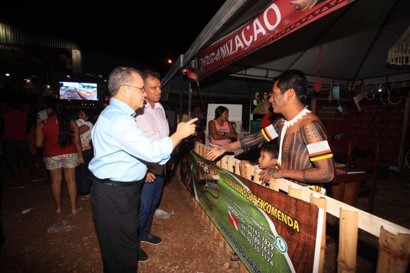 Uma caminhada pelas principais ruas de São Félix do Xingu foi o ponto alto da programação da Semana dos Povos Indígenas nesta quarta-feira (18). Os índios se concentraram em frente à Secretaria Municipal de Cultura, entoando cantos de guerra e dançando na luta por direitos. Uma das principais reivindicações é a retomada de territórios e a gestão ambiental dessas áreas. Durante a passeata, caciques se revezavam proferindo palavras de ordem, enquanto todos seguiam em cadência rumo à Praça do Triângulo, onde ocorre grande parte das atividades. A passeata foi também um protesto contra a exoneração de Franklimberg Ribeiro de Freitas da presidência da Fundação Nacional do Índio (Funai). Ele teria sido demitido pelo presidente Michel Temer a pedido de deputados da bancada ruralista, em Brasília. Na foto, o vice-governador Zequinha Marinho, que compareceu ao evento.
FOTO: RODOLFO OLIVEIRA / AG. PARÁ
DATA: 18.04.2018
SÃO FÉLIX DO XINGU - PARÁ <div class='credito_fotos'>Foto: Rodolfo Oliveira/Ag. Pará | <a href='/midias/2018/originais/9d0578b2-e646-434f-bfd2-dd671cacdd57.jpg' download><i class='fa-solid fa-download'></i> Download</a></div>