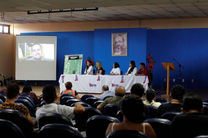 O projeto "Leitura que Liberta", que trabalha a remição de pena pela leitura nas unidades prisionais da Região Metropolitana de Belém completou três anos de execução. Na manhã desta sexta-feira (30), a Universidade Estadual do Pará (Uepa) realizou uma mesa redonda sobre políticas educacionais para privados de liberdade, como parte da "IV semana de História da Uepa". O projeto educacional com detentos foi o centro das discussões.

FOTO: AKIRA ONUMA / ASCOM SUSIPE
DATA: 30.11.2018
BELÉM - PARÁ
 <div class='credito_fotos'>Foto: Akira Onuma / Ascom Susipe   |   <a href='/midias/2018/originais/9d0af576-db05-4a8b-9f97-12bd95ade3e4.jpg' download><i class='fa-solid fa-download'></i> Download</a></div>