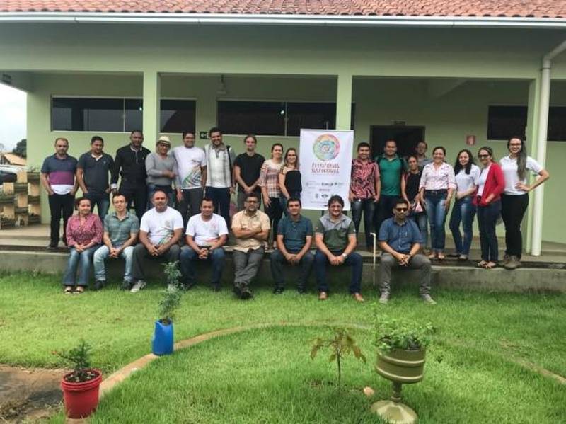 O fortalecimento das ações em áreas de proteção na região da Calha Norte do Rio Amazonas, no oeste do Pará, foi um dos principais temas discutidos no Primeiro Encontro dos Secretários de Meio Ambiente da Calha Norte, realizado no município de Óbidos, no último dia 06 de abril, com a participação de representantes das secretarias municipais de Almeirim, Faro, Monte Alegre, Óbidos, Oriximiná, Prainha e Terra Santa. O objetivo foi possibilitar uma maior aproximação entre os gestores do meio ambiente na região. O evento foi organizado pelas gerências das regiões administrativas da Calha Norte I, II e III do Instituto de Desenvolvimento Florestal e da Biodiversidade (Ideflor-bio), em parceria com o Instituto do Homem e do Meio Ambiente da Amazônia (Imazon) e o Programa Territórios Sustentáveis.
FOTO: ASCOM / IDEFLOR
DATA: 11.04.2018
ÓBIDOS - PARÁ <div class='credito_fotos'>Foto: Ascom Ideflor | <a href='/midias/2018/originais/9d1436c3-bc2b-4019-af92-cba0865c7894.jpg' download><i class='fa-solid fa-download'></i> Download</a></div>
