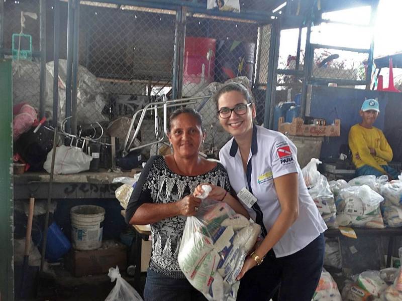A família de Soraia Oliveira, de 32 anos, trabalha com coleta de materiais recicláveis. Ela conta que viver da coleta não é fácil, já que eles trabalham de sol a sol e, mesmo assim, parece ficar cada vez mais difícil cobrir todas as despesas do mês com o salário conquistado. “A crise está para todos, então receber doações de alimentos e materiais de higiene é muito importante”, ressalta Soraia, que foi uma das beneficiadas pela Campanha 'Junho Solidário', promovida pela Pró-Saúde Associação Beneficente de Assistência Social e Hospitalar, por meio do Hospital Público Estadual Galileu (HPEG), em Belém (PA). Na última sexta-feira (25), a campanha levou até a Associação de Catadores de Materiais Recicláveis de Águas Lindas (ARAL) cerca de 700kg de alimentos e 60 kits de material de higiene, beneficiando 35 famílias.

FOTO: ASCOM / HPEG
DATA: 28.05.2018
BELÉM - PARÁ <div class='credito_fotos'>Foto: ASCOM / HPEG   |   <a href='/midias/2018/originais/9d18e0ac-3ba0-49a3-813e-64ce7bf0ddff.jpg' download><i class='fa-solid fa-download'></i> Download</a></div>