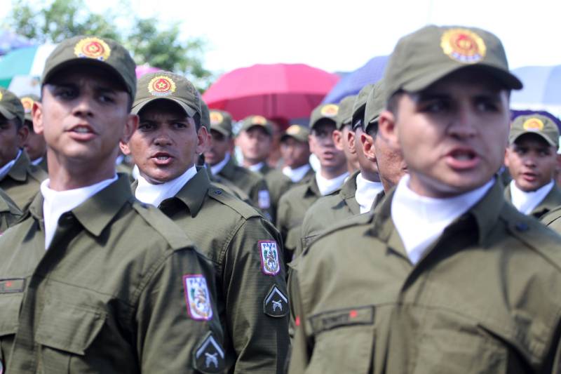 A cerimônia de formatura dos novos praças da Polícia Militar ocorreu na manhã desta segunda-feira (9), simultaneamente, em Belém e outros seis municípios paraenses: Santa Izabel, Castanhal, Barcarena, Capanema, Bragança e Tucuruí. Em Parauapebas, Marabá, Breves, Soure e Conceição do Araguaia, a formatura será celebrada na quinta-feira, dia 12. Na sexta-feira, dia 13, é a vez de Santarém, Altamira, Paragominas e Itaituba. O governador Simão Jatene presidiu a cerimônia de formatura no Portal da Amazônia, bairro da Cidade Velha, em Belém. Milhares de familiares dos formandos lotaram o espaço para entregar aos novos policiais militares seus diplomas de conclusão de curso.
FOTO: CRISTINO MARTINS / AG. PARÁ
DATA: 09.07.2018
BELÉM - PARÁ <div class='credito_fotos'>Foto: Cristino Martins/Ag. Pará | <a href='/midias/2018/originais/9d1c3fcd-2cd0-4f7c-91ec-e25711410e8d.jpg' download><i class='fa-solid fa-download'></i> Download</a></div>
