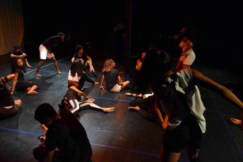 Questões sociais são a base do espetáculo de dança intitulado “MUdanças”, criado pelos alunos da oficina de Danças Urbanas, uma das atividades oferecidas pelo Núcleo Curro Velho, da Fundação Cultural do Pará (FCP). A apresentação será nesta quarta-feira (28), às 18h30, no hall de entrada do teatro do Curro Velho. A entrada é franca.

FOTO: ASCOM FCP
DATA: 27.11.2018
BELÉM - PARÁ <div class='credito_fotos'>Foto: ASCOM FCP   |   <a href='/midias/2018/originais/9d1f5cc4-a4ff-4461-a285-f4082bbe3030.jpg' download><i class='fa-solid fa-download'></i> Download</a></div>