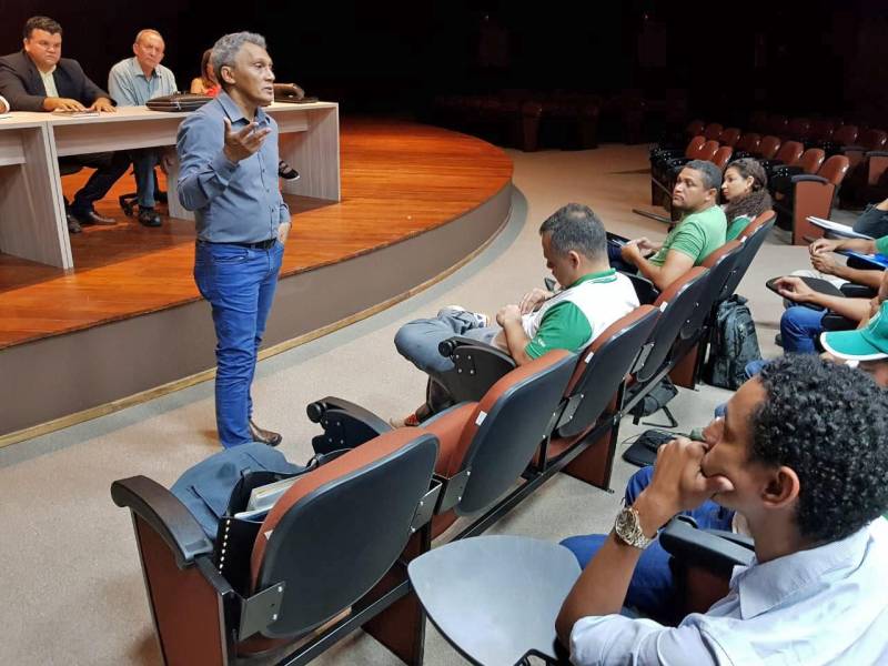 Para ajudar os 21 escritórios locais da região sudeste, a Gerência Regional da Empresa de Assistência Técnica e Extensão Rural do Estado do Pará (Emater), em Marabá, realizou um seminário abordando o Programa de Assistência Técnica e Extensão Rural (Proater) 2018 e o crédito rural, no Carajás Centro de Convenções, nesta terça-feira, 10. Na foto, o gerente regional Francisco Ferreira.
FOTO: KÉLIA SANTOS / ASCOM CRGSP
DATA: 10.04.2018
MARABÁ - PARÁ <div class='credito_fotos'>Foto: KÉLIA SANTOS / ASCOM CRGSP | <a href='/midias/2018/originais/9d202b63-0ce1-414c-84fb-97273c912220.jpg' download><i class='fa-solid fa-download'></i> Download</a></div>