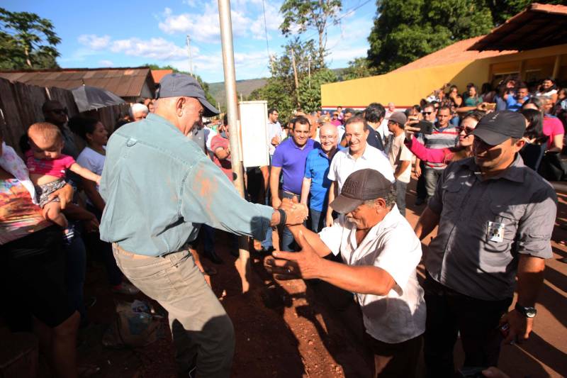 Também foram entregues nesta segunda (25) obras no distrito de Serra Pelada, em Curionópolis, sudeste do Estado. Uma das inaugurações foi a da Escola Estadual de Ensino Médio Joaquina Diamantina. A unidade de ensino teve investimento de R$ 220 mil em serviços nas redes elétrica e hidráulica, além de pintura, melhoria do forro e cobertura, assim como parte do piso, muro e calçada. Fundada em 1989, a escola foi praticamente reconstruída para atender com qualidade os 232 estudantes, nos turnos da tarde e à noite. São três salas de aula; bloco administrativo (sala da direção, sala dos professores e secretaria); uma copa cozinha, uma dispensa para armazenamento de alimentos da merenda escolar e banheiros masculino, feminino e de pessoa com deficiência (PCD). Em Curionópolis, o governador também entregou a pavimentação asfáltica de quatro quilômetros de vias urbanas, uma parceria com a Prefeitura de Curionópolis, dentro do Programa Asfalto na Cidade. Para esta obra, foram destinados R$ 1,7 milhão, que incluem serviços em terra, sub-base e base, pavimentação em CBUQ (Concreto Betuminoso Usinado a Quente) de três centímetros de espessura, meio-fio de concreto com lâmina d’água e sinalização horizontal. Curionópolis é um dos 99 municípios paraenses que assinaram com o governo o Termo de Asfalto, sendo que 33 já iniciaram as obras. Somados, os termos garantirão 529,6 km de pavimentação de vias urbanas – um investimento total de quase R$ 255 milhões do Tesouro Estadual.
FOTO: THIAGO GOMES / AG. PARÁ
DATA: 25.06.2018
CURIONÓPOLIS - PARÁ <div class='credito_fotos'>Foto: Thiago Gomes /Ag. Pará | <a href='/midias/2018/originais/9d21a3d5-b49e-40e8-b9ed-5749ef094b6e.jpg' download><i class='fa-solid fa-download'></i> Download</a></div>
