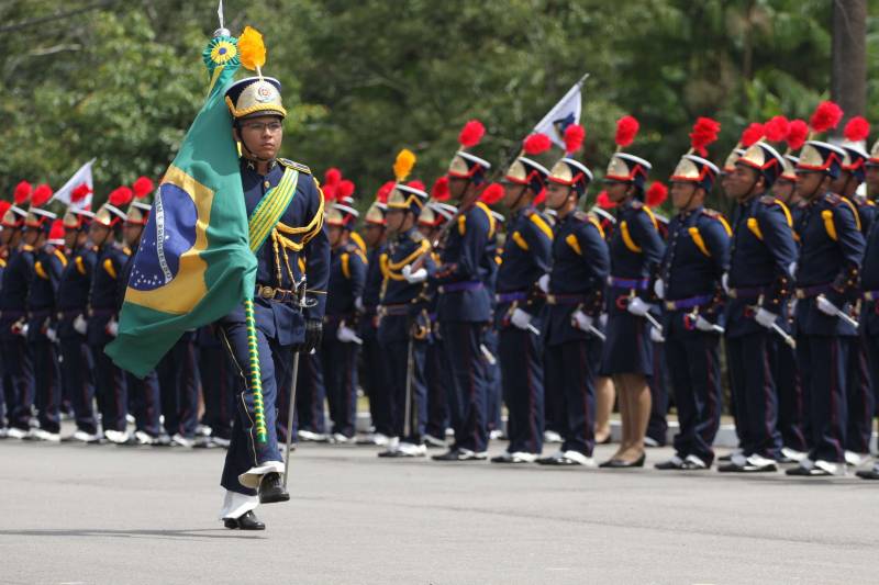 A cerimônia pelo Dia de Tiradentes, patrono das polícias militares do Brasil, este ano, no Pará, teve um toque especial. Na manhã desta quinta-feira, 20, no Comando Geral da Polícia Militar do Estado, foram oficializadas as promoções de 539 policiais e entregues 170 novos veículos para a corporação. O governador Simão Jatene participou da cerimônia. A frota vai ajudar no combate à criminalidade na região metropolitana de Belém e interior do estado. Dos 170 veículos entregues para reforçar o policiamento, 60 são motocicletas, 60 viaturas modelo Palio Weekend com cela e 50 Pick-ups, com cela, todos em regime de locação, que serão somados à frota. Serão investidos mensalmente 4 milhões de reais. As 539 promoções beneficiam policiais militares da capital e do interior do estado, sendo 462 praças e 77 oficiais. “Eu me sinto lisonjeada e quero chegar à capitã”, disse Rejane Santa Brígida Miranda, promovida de soldado a cabo. “Fico feliz também por termos um plano seguro, de carreira e me sinto prestigiada na carreira que escolhi”, completou Rejane.
FOTO: CRISTINO MARTINS / AG PARÁ
DATA:20.04.2018
BELÉM - PARÁ <div class='credito_fotos'>Foto: Cristino Martins/Ag. Pará | <a href='/midias/2018/originais/9d254001-20f5-480b-a925-3002904471f4.jpg' download><i class='fa-solid fa-download'></i> Download</a></div>