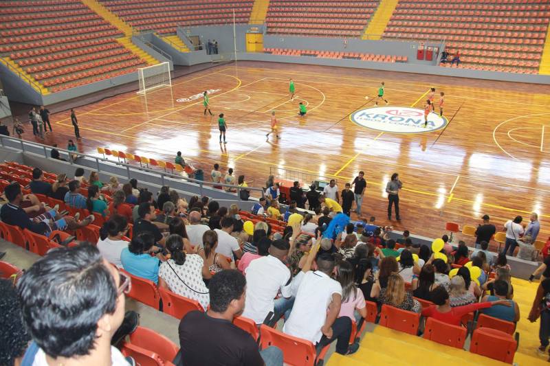 Mais de 60 adolescentes e jovens em cumprimento de medida socioeducativa no Pará conheceram as instalações da Arena Guilherme Paraense (o Mangueirinho), em Belém. O espaço recebeu os internos para o encerramento da II Olimpíada de Inverno da Socioeducação, evento criado com o objetivo de proporcionar atividades de esporte e cultura aos adolescentes em cumprimento de medida socioeducativa no Estado, além de promover o espírito esportivo e garantir maior integração entre os internos. A Arena sediou as finais do futsal feminino e masculino, além de apresentações culturais que marcaram o encerramento da atividade promovida pela Fundação de Atendimento Socioeducativo do Pará (Fasepa), por meio do Projeto Ressignificando Caminhos na Socioeducação.
FOTO: ALBERTO PASSOS / ASCOM FASEPA
DATA: 28.03.2018
BELÉM - PARÁ <div class='credito_fotos'>Foto: ALBERTO PASSOS/ ASCOM FASEPA | <a href='/midias/2018/originais/9d2a4a21-e652-4f2c-ac4b-1388c0bcbcaa.jpg' download><i class='fa-solid fa-download'></i> Download</a></div>