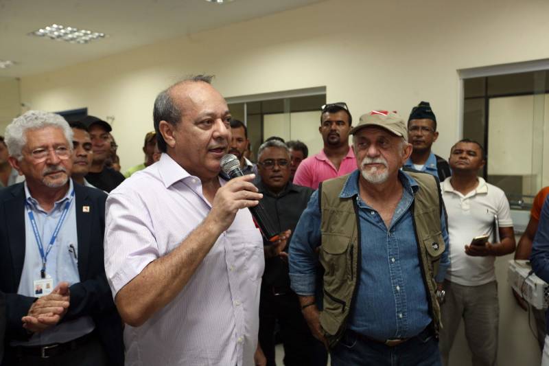 Nesta sexta-feira (6), um dia após completar 105 anos de emancipação, Marabá, município de forte vocação mineral e agrícola que o faz principal centro socioeconômico do sudeste paraense, recebeu importantes obras e serviços do Governo do Estado. Em destaque, investimentos nas áreas da saúde, educação, saneamento básico e segurança. As cerimônias contaram com a presença do governador Simão Jatene, parlamentares, prefeitos da região, entre outras autoridades. Durante a agenda de governo no município foi entregue oficialmente à população a nova Estação de Tratamento de Esgoto Sanitário (ETE) da Companhia de Saneamento do Pará (Cosanpa), o bloco IV do campus VIII da Universidade Estadual do Pará (Uepa, na foto) e mais de 90 veículos para unidades militares de Marabá e municípios da região. Além disso, também foi entregue à prefeitura 13 caminhões coletores de resíduos sólidos e assinado um termo aditivo para aquisição de equipamentos de hemodiálise para o Hospital Regional do Sudeste do Pará - Dr. Geraldo Veloso (HRSP), entre outros convênios. Na foto, o prefeito do município, Sebastião Miranda Filho.
FOTO: SIDNEY OLIVEIRA / AG. PARÁ
DATA: 06.04.2018
MARABÁ - PARÁ <div class='credito_fotos'>Foto: Agência Pará | <a href='/midias/2018/originais/9d30af41-360a-4d57-9b81-f31276e7c251.jpg' download><i class='fa-solid fa-download'></i> Download</a></div>