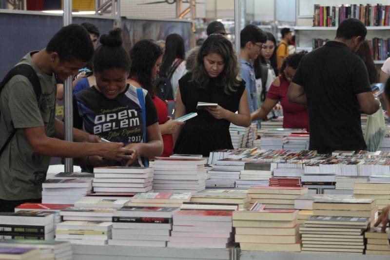 Quarto dia da  XXII Feira Pan-Amazônica do Livro, no Hangar Centro de Convenções da Amazônia, em Belém. 

 FOTO: CRISTINO MARTINS / AG. PARÁ 
DATA: 03.06.2018 
BELÉM - PARÁ <div class='credito_fotos'>Foto: Cristino Martins/Ag. Pará   |   <a href='/midias/2018/originais/9d34bbbe-7431-460b-b72a-2cd6a7118640.jpg' download><i class='fa-solid fa-download'></i> Download</a></div>