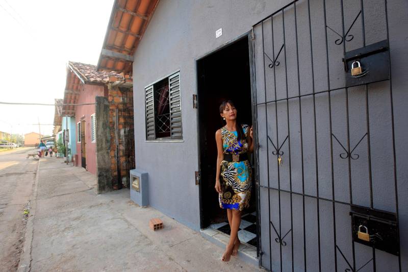 “Hoje o carro para na porta da minha casa”, comemora Silvana Araújo (foto), moradora da comunidade de Taboquinha, localizada em Icoaraci, na Grande Belém. A recepcionista foi uma das mais de mil pessoas beneficiadas com casas pelo projeto homônimo à localidade, executado pela Companhia de Habitação do Pará (Cohab). O investimento do Governo do Estado no que é sua maior obra de intervenção urbana foi de quase R$ 44 milhões.

FOTO: SIDNEY OLIVEIRA/AG. PARÁ
DATA: 24.11.2018
BELÉM - PARÁ <div class='credito_fotos'>Foto: Sidney Oliveira/Ag. Pará   |   <a href='/midias/2018/originais/9d3e2e2e-85f0-4b4b-93fc-70713f21703c.jpg' download><i class='fa-solid fa-download'></i> Download</a></div>