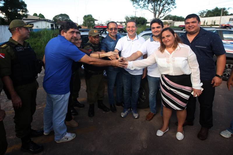 Os batalhões de Policiamento da PM de Barcarena e Abaetetuba (foto), no Baixo Tocantins, receberam na tarde desta quinta-feira (21), 14 viaturas e 20 motocicletas para o reforço da segurança pública nas cidades. Os dois municípios pertencem ao Comando de Policiamento Regional IX, que realiza o policiamento em 10 municípios da região. O CPR IX também está formando 134 novos policias que deverão ser integrados ao policiamento no mês de julho. Participaram da entrega o comandante geral da PM, coronel Hilton Benigno, o presidente da Assembleia Legislativa do Pará (Alepa), deputado estadual Márcio Miranda e os deputados Ana Cunha e Celso Sabino. O coronel Hilton Benigno comentou que toda a frota de veículos da PM foi renovada. “A renovação traz melhores condições de trabalho ao policial”, afirmou.
FOTO: THIAGO GOMES / AG. PARÁ
DATA: 21.06.2018
ABAETETUBA- PARÁ <div class='credito_fotos'>Foto: Thiago Gomes /Ag. Pará | <a href='/midias/2018/originais/9d4dc646-d89f-44b9-b41e-d5e0de26cbe8.jpg' download><i class='fa-solid fa-download'></i> Download</a></div>