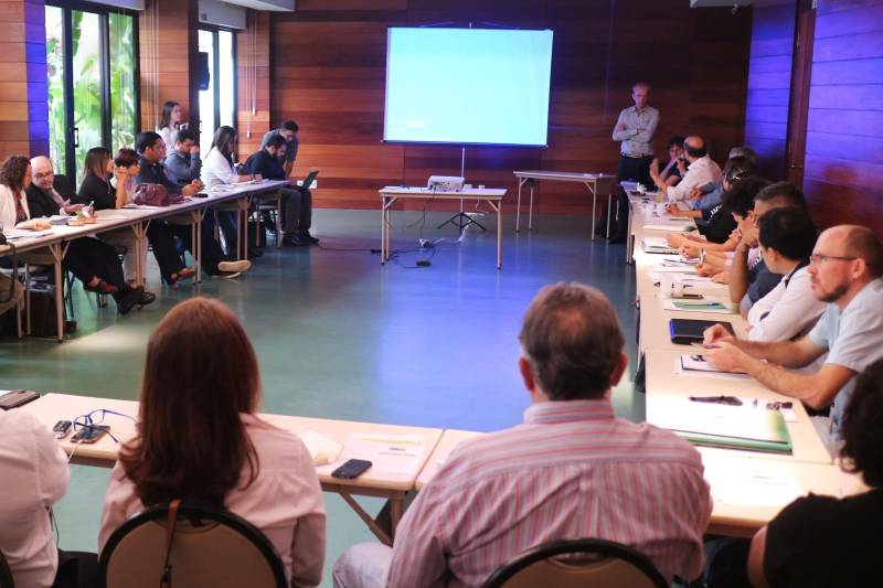 Representantes da Secretaria de Estado de Ciência, Tecnologia e Educação Profissional e Tecnológica (Sectet) participaram, na manhã desta quinta-feira (22), da 1ª Mostra de Bio-Invenções - Caminhos para a Inovação na Amazônia, realizada pela Organização Social BioTec-Amazônia. O evento reuniu ainda pesquisadores, setor produtivo e empresarial, com o objetivo de divulgar pesquisas e projetos que aplicam o uso da biodiversidade da região de forma sustentável. “Este é um evento de grande significado para todos nós. Juntamos invenções muito interessantes que podem gerar patentes, além de se transformarem em produtos e processos”, destacou o diretor-presidente da BioTec-Amazônia, José Seixas Lourenço.
FOTO: ASCOM / SECTET
DATA: 22.02.2018
BELÉM - PARÁ <div class='credito_fotos'>Foto: Ascom Sectet | <a href='/midias/2018/originais/9d4fefb5-5e32-4806-9212-8c7a78816ab8.jpg' download><i class='fa-solid fa-download'></i> Download</a></div>