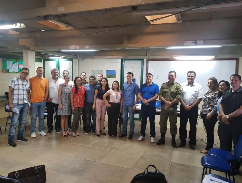 O Colégio Militar Rio Tocantins, em Marabá, no sudeste do Pará, deve começar as atividades no próximo semestre. As capacitações (foto) para implantação do 1º Colégio Militar do Estado, fora da capital, iniciaram esta semana com a equipe gestora e professores. Nesta terça-feira (24) foi a vez dos 42 policiais militares pré-selecionados cumprirem a primeira de três etapas da formação para desenvolver atividades na supervisão escolar. Na sequência, será feita uma reunião com o pessoal operacional da escola.
FOTO: KÉLIA SANTOS / CRGSP
DATA: 24.04.2018
MARABÁ - PARÁ <div class='credito_fotos'>Foto: KÉLIA SANTOS / ASCOM CRGSP | <a href='/midias/2018/originais/9d555117-4b53-4881-b956-93ec039dc257.jpg' download><i class='fa-solid fa-download'></i> Download</a></div>