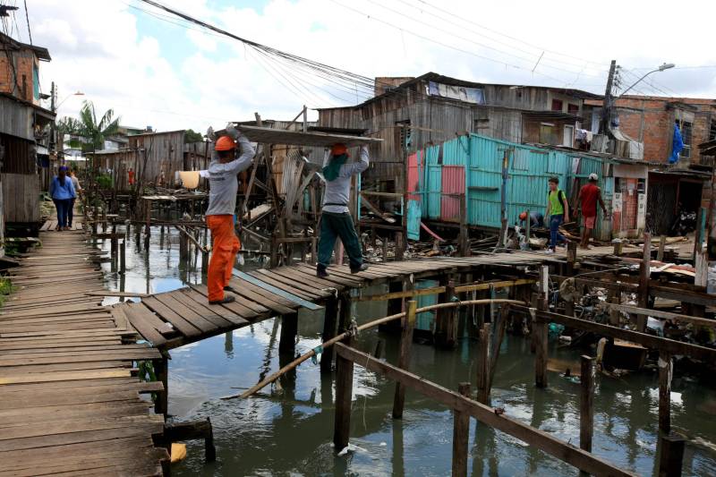 Mais de 130 benfeitorias que foram construídas de maneira irregular sobre o canal do Tucunduba foram retiradas para dar início às obras da segunda etapa do projeto de saneamento integrado da bacia do Tucunduba, que vai beneficiar 250 mil moradores dos bairros de Canudos, Guamá, Terra Firme e Marco.
FOTO: RODOLFO OLIVEIRA / AG. PARÁ
DATA: 16.05.2018
BELÉM - PARÁ <div class='credito_fotos'>Foto: Rodolfo Oliveira/Ag. Pará | <a href='/midias/2018/originais/9d5d858d-6803-41dd-b1db-cd9aececf367.jpg' download><i class='fa-solid fa-download'></i> Download</a></div>