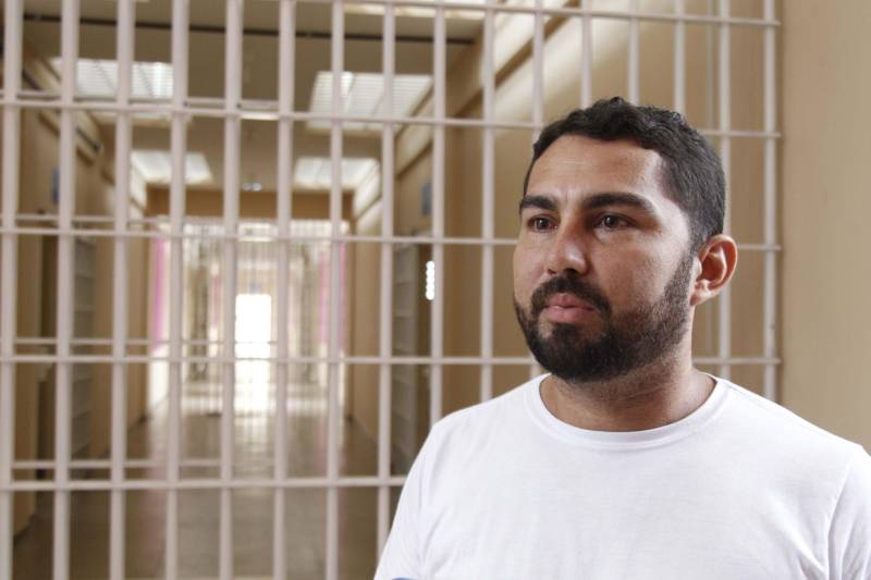 Mais de 250 pessoas se candidataram para concorrer a uma das 37 vagas de agentes penitenciários, ofertadas no Processo Seletivo Simplificado (PSS), da Superintendência do Sistema Penitenciário do Estado (Susipe). Os novos servidores irão trabalhar no novo Centro de Recuperação Feminino (CRF Santarém), em Santarém, no oeste do Estado que deve ser ativado até o final deste mês. O processo seletivo foi organizado pela Escola de Administração Penitenciário (EAP) da Susipe e contou com três fases: inscrição, análise curricular e pesquisa social. O curso de treinamento dos candidatos é realizado em Santarém. Na foto, Azarias dos Santos Campos.
FOTO: AKIRA ONUMA / ASCOM SUSIPE
DATA: 17.04.2018
SANTARÉM - PARÁ <div class='credito_fotos'>Foto: Akira Onuma / Ascom Susipe | <a href='/midias/2018/originais/9d5f4ce4-3c85-4890-9e81-80f05f1fcfd1.jpg' download><i class='fa-solid fa-download'></i> Download</a></div>