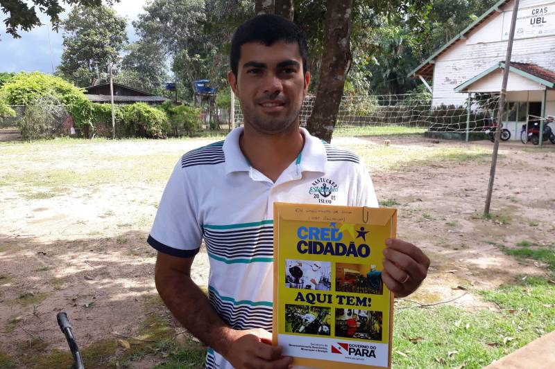 O programa CredCidadão ajudou a concretizar os sonhos de empreendedores dos municípios de Belterra (foto) e Mojuí dos Campos, no Baixo Amazonas, nesta quarta feira (02), contribuindo a dinamizar os negócios dos mais variados segmentos econômicos - de cosméticos à criação de galinhas ou de assistência técnica de celulares à venda de polpa de frutas. Para o empreendedor Eli Nascimento de Lima, de 30 anos (foto), dono de uma pequena loja de material de construção, o momento era de alegria e satisfação por conta do primeiro financiamento.
FOTO: ASCOM CREDCIDADÃO
DATA: 02.05.2018
BELTERRA - PARÁ <div class='credito_fotos'>Foto: ASCOM / CREDCIDADÃO | <a href='/midias/2018/originais/9d61a3b8-7996-4489-9846-03180e7eeba8.jpg' download><i class='fa-solid fa-download'></i> Download</a></div>