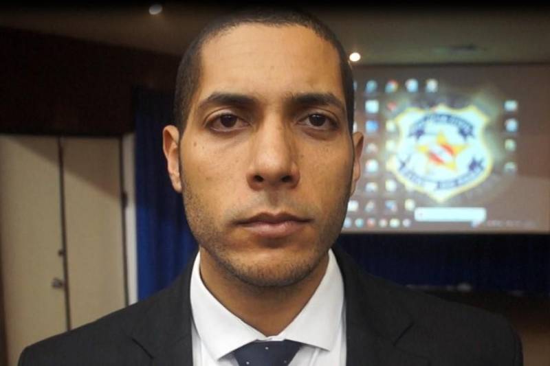 As Polícias Civil e Militar apresentaram, nesta terça-feira (29), em entrevista coletiva na Delegacia Geral, em Belém, informações sobre as prisões de oito pessoas, entre elas dois policiais militares e um guarda municipal, por envolvimento na tentativa de furto mediante arrombamento de uma agência bancária, no município de Benevides. As prisões em flagrante foram realizadas por policiais militares, na madrugada de segunda-feira (28), por volta de 3 horas, em uma barreira policial, na rodovia BR-316, município de Marituba. Os presos foram conduzidos à Divisão de Repressão ao Crime Organizado (DRCO), onde foram autuados pelos crimes de associação criminosa, tentativa de furto qualificado, porte ilegal de arma de fogo e uso de documento falso. Com os presos, foram apreendidos materiais usados em arrombamentos e em corte de cofres e caixas eletrônicos, como cilindro de oxigênio, botijão de gás e mangueira usados em maçarico, além de ferramentas como furadeira e serra elétrica, colete balístico, luvas, máscara de oxigênio, entre outros equipamentos. Na foto, o diretor da DRCO, delegado Evandro Araujo.
FOTO: ASCOM / POLÍCIA CIVIL
DATA: 29.05.2018
BELÉM - PARÁ <div class='credito_fotos'>Foto: Ascom / Polícia Civil | <a href='/midias/2018/originais/9d66636e-ad87-400e-a316-44bec9ef9ead.jpg' download><i class='fa-solid fa-download'></i> Download</a></div>