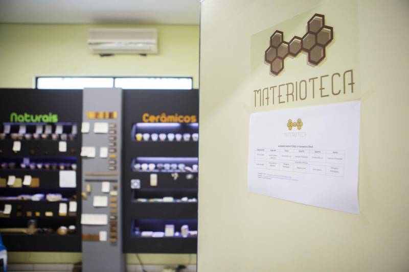 Trabalhos de alunos de graduação do curso de Bacharelado em Design da Universidade do Estado do Pará (Uepa) estão reunidos na exposição A Diversidade da vida em adornos, que fica aberta à visitação até o próximo dia 22 de junho, no Centro de Ciências Naturais e Tecnologia (CCNT). Na foto, os alunos Emanuely Luz e Leonan Oliveira, estudantes do quinto semestre do curso, utilizaram a técnica de tecelagem manual para desenvolver um adorno corporal. Na foto, Materioteca do CCNT Uepa.
FOTO: NAILANA THIELY / ASCOM UEPA
DATA: 12.06.2018
BELÉM - PARÁ <div class='credito_fotos'>Foto: Nailana Thiely / Ascom Uepa | <a href='/midias/2018/originais/9d6693e8-8369-4025-8574-8c6c80e6a341.jpg' download><i class='fa-solid fa-download'></i> Download</a></div>