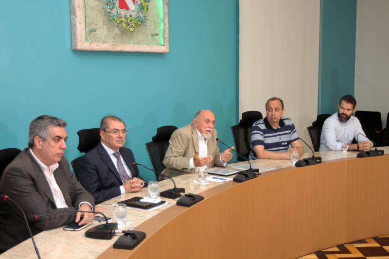 O Governo do Estado anunciou nesta sexta-feira (23), durante coletiva, as medidas que serão adotadas no caso do vazamento registrado no último sábado (17) da bacia de rejeitos de bauxita da Hydro Alunorte, confirmado pelo Instituto Evandro Chagas. Segundo o governador Simão Jatene, a mineradora será notificada para garantir água potável às comunidades ao longo de um ano e, ainda, para criar um fundo financeiro específico para este evento e eventuais incidentes futuros.
FOTO: CRISTINO MARTINS / AG. PARÁ
DATA: 23.02.2018
BELÉM - PARÁ <div class='credito_fotos'>Foto: Cristino Martins/Ag. Pará | <a href='/midias/2018/originais/9d66bd6c-2bcc-46dd-941a-dc4b3b26251b.jpg' download><i class='fa-solid fa-download'></i> Download</a></div>