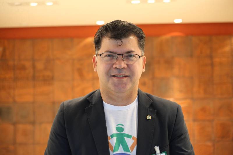 A culminância do Projeto Direitos Humanos em Cena e do Programa Trabalho Justiça e Cidadania (TJC), desenvolvidos com alunos da rede pública de ensino de Belém, ocorreu na manhã desta terça-feira (20). As ações são realizadas pelo Governo do Pará, por meio da Secretaria de Estado de Justiça e Diretos Humanos (Sejudh)/Coordenadoria de Enfrentamento ao Tráfico de Pessoas e ao Trabalho Escravo, em parceria com o Tribunal de Justiça do Pará e Associação dos Magistrados da Justiça do Trabalho (Amatra 8). Na foto, o juiz do Trabalho e presidente da Amatra 8, Pedro Tupinambá.
FOTO: WAGNER ALMEIDA / ASCOM SEJUDH
DATA: 20.11.2018
BELÉM - PARÁ
<div class='credito_fotos'>Foto: Wagner Almeida/ Ascom Sejudh | <a href='/midias/2018/originais/9d6f65a4-b6dc-4a7d-a427-9760d00317cf.jpg' download><i class='fa-solid fa-download'></i> Download</a></div>