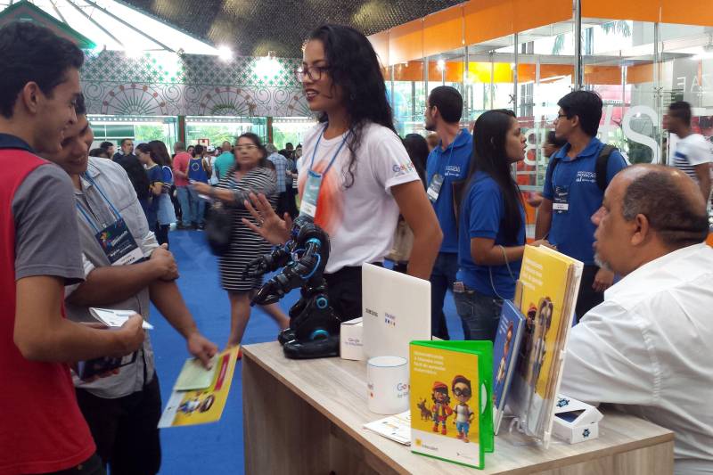 Criar um ambiente favorável para o desenvolvimento de negócios e incentivar a ampliação e diversificação de empreendimentos sustentáveis na região. Este é o objetivo da 8ª Feira do Empreendedor, evento promovido pelo Sebrae no Pará até o próximo sábado, 19, no Hangar Convenções e Feiras da Amazônia. São 3.500 m² de área de exposição, distribuídos em espaços de atendimento, oportunidades e modelos de negócios. Em parceria com o Sebrae, o Parque de Ciência e Tecnologia Guamá (PCT Guamá), levou à feira laboratórios (foto), startups e empresas instaladas para que o público pudesse conferir de perto o que é desenvolvido no parque tecnológico. 

FOTO: ASCOM / ARQUIVO PCT GUAMÁ
DATA: 17.11.2016
BELÉM - PARÁ <div class='credito_fotos'>Foto: ASCOM / PCT GUAMÁ   |   <a href='/midias/2018/originais/9d70efba-4488-4051-aeac-ca42b1f11520.jpg' download><i class='fa-solid fa-download'></i> Download</a></div>