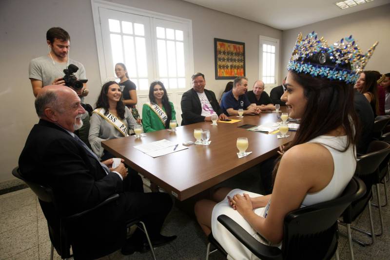 Há seis anos, o combate à hanseníase é a causa escolhida pela organização do Concurso Miss Mundo para ser trabalhada pelas eleitas no certame de beleza. A atual dona da coroa, a indiana Manushi Chhillar, e a atual Miss Brasil Mundo, Gabrielle Vilela, foram recebidas na manhã desta sexta-feira (20), em agenda institucional, pelo governador Simão Jatene (foto) e o secretário de Estado de Saúde Pública, Vitor Mateus. A comitiva está em Belém para a promoção de ações sociais de combate à doença. O encontro ocorreu no Palácio do Governo, na capital paraense. A programação do “Beleza com Propósito” no Brasil integra encontros com governantes e autoridades de outros Estados da Federação. Durante a semana, a comitiva foi recebida em São Paulo, no Palácio dos Bandeirantes, onde deu início à campanha do agasalho. Também foi a Brasília apoiar a Associação de Pais e Amigos dos Excepcionais do Distrito Federal (Apae-DF), sendo recebida pelo governador do Distrito Federal, Rodrigo Rollemberg.
FOTO: SIDNEY OLIVEIRA / AG. PARÁ
DATA: 20.04.2018
BELÉM - PARÁ <div class='credito_fotos'>Foto: Sidney Oliveira/Ag. Pará | <a href='/midias/2018/originais/9d7129a2-fd4c-4d39-ae67-84c6730a19f9.jpg' download><i class='fa-solid fa-download'></i> Download</a></div>
