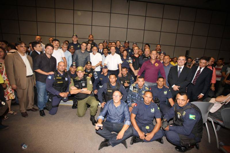 Com a entrega de mais 359 veículos, somente esta semana, o Governo do Pará reforçou a atuação da área de segurança pública em todo o Estado. Todos os veículos auxiliarão no combate a criminalidade e a manutenção da segurança em todo o território paraense. Boa parte desses veículos foi destinada diretamente para as guardas municipais, numa ação integrada com as Prefeituras, por meio da Secretaria de Segurança Pública e Defesa Social (Segup) com articulação da Secretaria de Municípios Sustentáveis, que define em conjunto com os municípios, a agenda de prioridades. A última etapa da entrega ocorreu nesta quinta-feira (5), no Hangar – Centro de Convenções da Amazônia. Na foto, o governador Simão Jatene (blazer azul) participou da entrega dos equipamentos.
FOTO: ANTÔNIO SILVA / AG. PARÁ
DATA: 05.07.2018
BELÉM - PARÁ <div class='credito_fotos'>Foto: Antônio Silva/Ag. Pará | <a href='/midias/2018/originais/9d86cd38-4a28-4b46-b224-46d012b03ffb.jpg' download><i class='fa-solid fa-download'></i> Download</a></div>