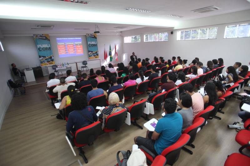A terceira edição do Publicom – Encontro de Comunicação do Pará deste ano, realizada no município de Breves, no arquipelágo do Marajó, superou as expectativas de público. Com a presença de estudantes de ensino médio, comunicadores, representantes de órgãos públicos e instituições do Marajó, foram registradas cerca de 350 inscrições, com destaque para participação de moradores de Portel, Curralinho e Anajás. Durante a programação do evento realizado pelo Governo do Estado, por meio da Secretaria de Estado de Comunicação (Secom), nos dias 17 e 18, houve trocas de experiências e debates sobre cerimonial, design, mídia e feminicídio, direitos de crianças e adolescentes, credibilidade da informação. Os livros arrecadados no credenciamento – um total de 170 exemplares - serão doados ao Hospital Público Regional do Marajó. Na foto, o cerimonialista Reginaldo Teles.
FOTO: MARCELO LELIS / AG. PARÁ
DATA: 18.05.2018
BELÉM - PARÁ <div class='credito_fotos'>Foto: Marcelo Lelis / Ag. Pará | <a href='/midias/2018/originais/9d8899c6-b748-43d3-8555-ecb76dce014a.jpg' download><i class='fa-solid fa-download'></i> Download</a></div>