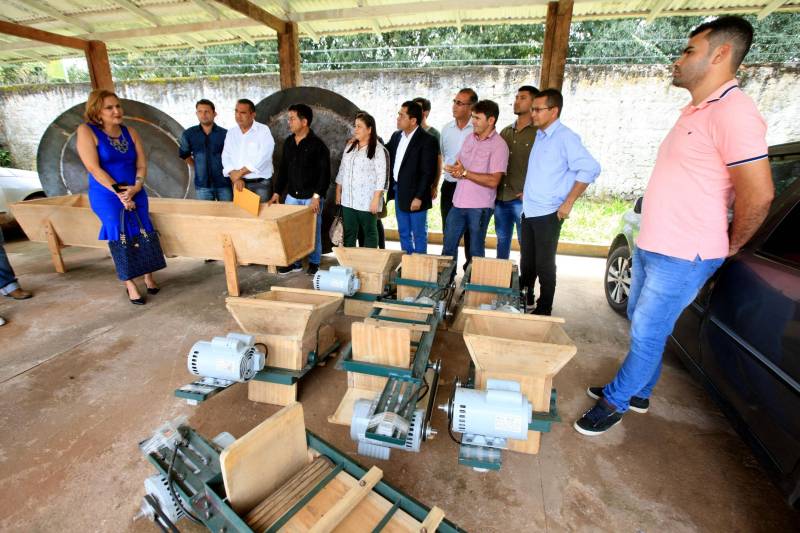 Com o propósito de fortalecer o trabalho do pequeno agricultor, o Governo do Pará, por meio da Secretaria de Estado de Desenvolvimento Agropecuário e da Pesca (Sedap), entregou mais de R$ 4 milhões em equipamentos e veículos agrícolas a 36 municípios. Patrulhas mecanizadas, motocicletas, grades aradoras, caminhões, veículos tipo passeio, rabetas, casas de farinha completas (foto) e roçadeiras estão entre os equipamentos que vão ajudar no desenvolvimento da agricultura familiar.
FOTO: RODOLFO OLIVEIRA / AG. PARÁ
DATA: 13.05.2018
BELÉM - PARÁ <div class='credito_fotos'>Foto: Rodolfo Oliveira/Ag. Pará | <a href='/midias/2018/originais/9d8c2f40-9bb1-499d-997b-b48c4f5ba1fe.jpg' download><i class='fa-solid fa-download'></i> Download</a></div>