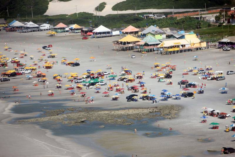 Para oferecer mais segurança e funcionar como uma pequena delegacia na praia em Salinópolis e Mosqueiro, a Secretaria de Estado de Segurança Pública e Defesa Social (Segup) inaugurou neste sábado (30) três Centros de Comando Integrado. Os centros em Salinas estão localizados na Orla do Maçarico e na praia do Atalaia (foto) e, de acordo com o Cel André Cunha, secretário adjunto de Gestão Operacional, servirão para proporcionar uma temporada mais segura para quem for até um dos pontos mais frequentados por veranistas durante o mês de julho. Durante todo o sábado, agentes do Corpo de Bombeiros, Defesa Civil, Departamento de Trânsito do Estado (Detran), polícias Civil e Militar, sob a coordenação da Segup, receberam treinamentos para atuar nos centros de comando, que funcionarão 24h, servindo como uma mini-delegacia na praia.
FOTO: MARCELO LELIS / AG. PARÁ
DATA: 30.06.2018
ATALAIA - PARÁ <div class='credito_fotos'>Foto: Marcelo Lelis / Ag. Pará | <a href='/midias/2018/originais/9d8f32d9-42b0-4c45-8601-5739f0b69ebb.jpg' download><i class='fa-solid fa-download'></i> Download</a></div>