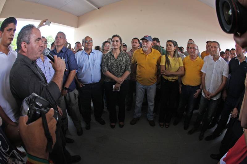 No último dia 14, a dona de casa Francisca Correa foi assaltada quando saia da igreja, no município de Primavera, nordeste do estado. dois rapazes a derrubaram da bicicleta e levaram sua bolsa. Francisca acabou se tornando uma das primeiras usuárias da nova Unidade Integrada de Polícia Pro Paz (UIPP) em Primavera. "Cheguei, fui rapidamente atendida e os dois rapazes já foram, inclusive, presos", disse. Francisca, que voltou à UIPP nessa segunda-feira, dia 19, para buscar o boletim de ocorrência. Coincidentemente, o mesmo dia em que a unidade foi oficialmente entregue à população pelo governador Simão Jatene. Não que a gente goste de vir aqui, né?", afirmou Francisca. Delegacia nunca é bom, completou a dona de casa. "Mas, quando a gente chega num lugar novo e é bem atendida, aí se sente mais tranquila, principalmente numa hora de sofrimento como essa, de um assalto", concluiu.
FOTO: RODOLFO OLIVEIRA / AG. PARÁ
DATA: 19.03.2018
PRIMAVERA - PARÁ <div class='credito_fotos'>Foto: Rodolfo Oliveira/Ag. Pará | <a href='/midias/2018/originais/9d90aafa-f9d2-4c3b-9d11-219575036f60.jpg' download><i class='fa-solid fa-download'></i> Download</a></div>