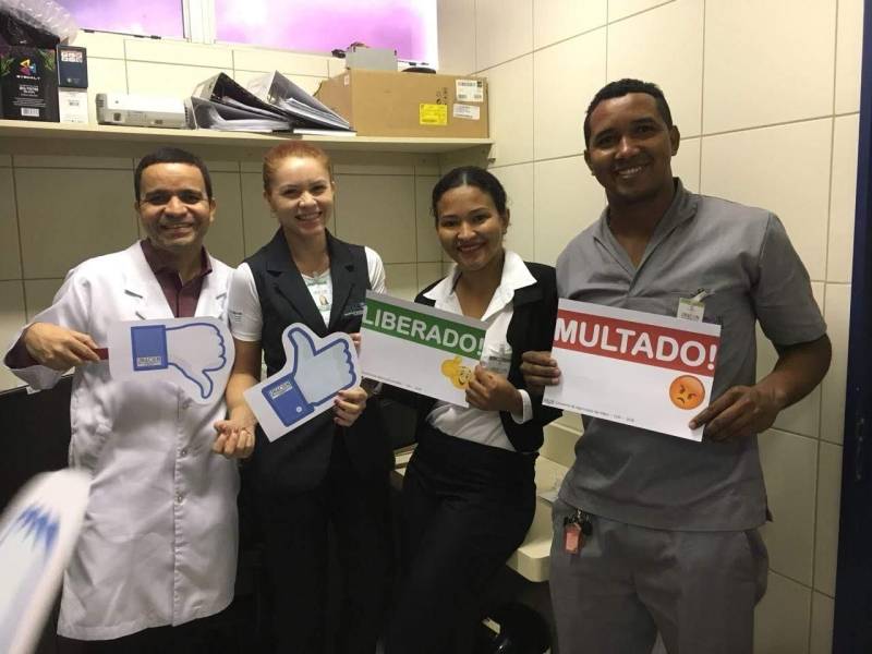 Conscientizar sobre a importância da higienização das mãos na vida pessoal e, sobretudo, no ambiente de trabalho como estratégia indispensável no controle de infecções relacionadas à assistência à saúde. É um dos principais objetivos da “Campanha de Higienização das Mãos” (foto), da Unidade de Alta Complexidade em Oncologia Dr Vítor Moutinho (Unacon), em Tucuruí, em maio. A ação de educação em saúde foi promovida pelo Serviço de Controle de Infecção Hospitalar (SCIH), por meio de blitz, em todos os setores da unidade, inclusive nas áreas de atendimento, envolvendo todos os colaboradores e usuários, em alusão ao Dia Mundial de Higienização das Mães, comemorado dia 5 deste mês.
De acordo com a Agência Nacional de Vigilância Sanitária (Anvisa), o simples ato de lavar as mãos é a medida individual mais simples, econômica e eficaz para prevenir a propagação de doenças, reduzindo a infecção e transmissão de doenças.
FOTO: ASCOM / UNACON
DATA: 20.05.2018
TUCURUÍ - PARÁ <div class='credito_fotos'>Foto: Ascom Unacon | <a href='/midias/2018/originais/9d957fbd-bd49-4497-89cc-ea8b908ad6c2.jpg' download><i class='fa-solid fa-download'></i> Download</a></div>