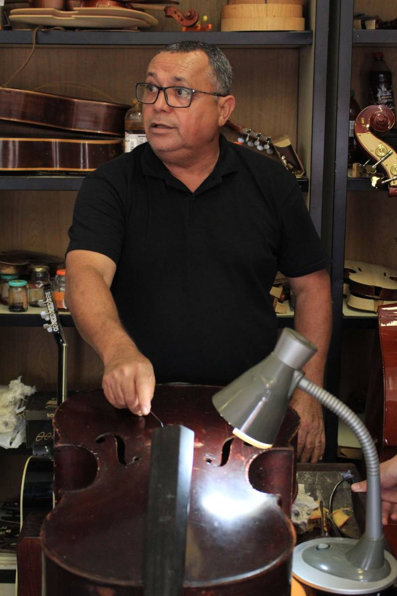 A Fundação Carlos Gomes (FCG) finalizou nesta sexta-feira, 9, a 1° Oficina de Luteria com o luthier brasileiro Orlando Motta, da Fundação Nacional de Artes (Funarte). A oficina recebeu alunos do Instituto Estadual Carlos Gomes (IECG) no novo espaço construído para abrigar a luteria, que funciona no anexo do prédio da FCG. O luthier Orlando Motta (foto), da Funarte, destacou a importância da oficina para músicos que se interessam pela luteria. “É muito importante que tenham oficinas de luteria para músicos e curiosos pela luteria, pois é através dessas oficinas que descobrimos novos possíveis luthiers. É de suma importância que a gente descubra novos luthiers porque são eles que vão continuar fazendo essa arte”.
FOTO: OTÁVIO MARCOS / ASCOM FCG
DATA: 09.11.2018
BELÉM - PARÁ <div class='credito_fotos'>Foto: OTÁVIO MARCOS / ASCOM FCG | <a href='/midias/2018/originais/9d9647bf-09df-4611-a81a-3f9c86f496ae.jpg' download><i class='fa-solid fa-download'></i> Download</a></div>